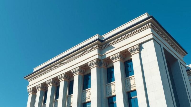 Современное здание правительства на фоне синего неба, символизирующее изменения в федеральной службе.